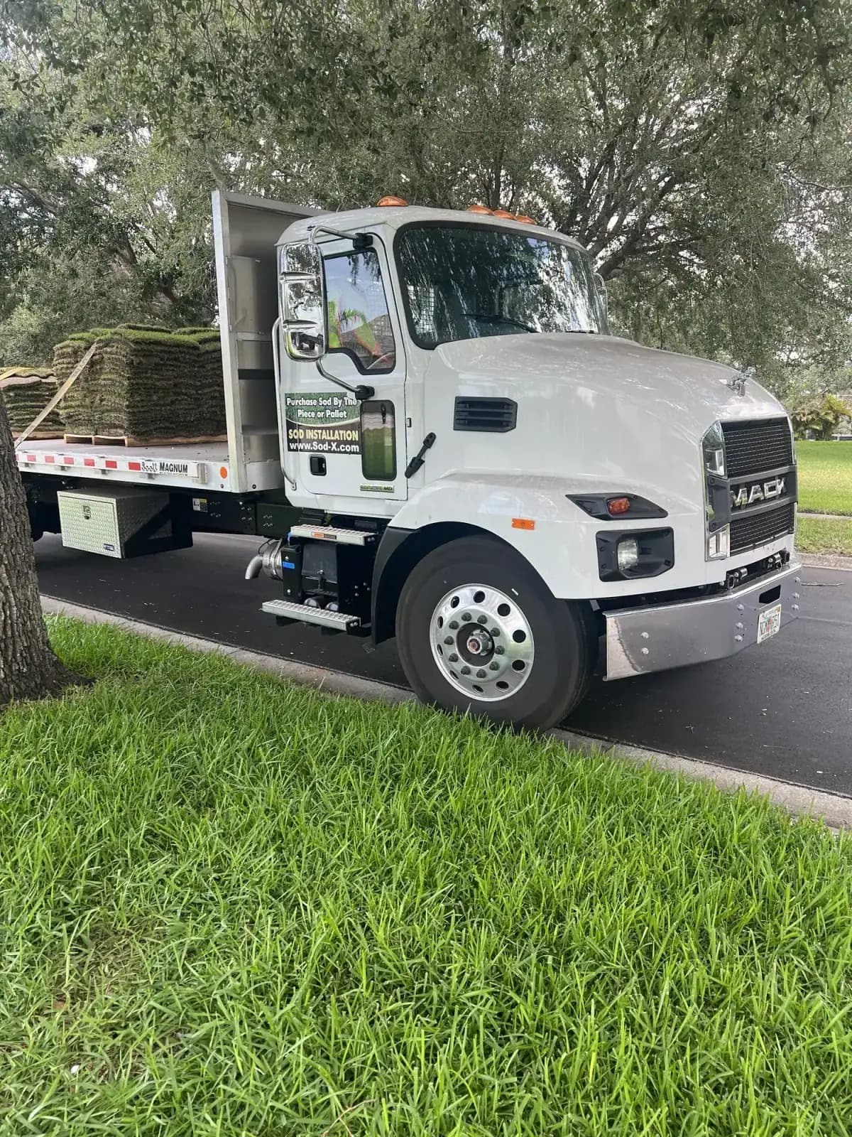 A Sod-X flatbed delivering pallets of sod to a Tampa Bay home